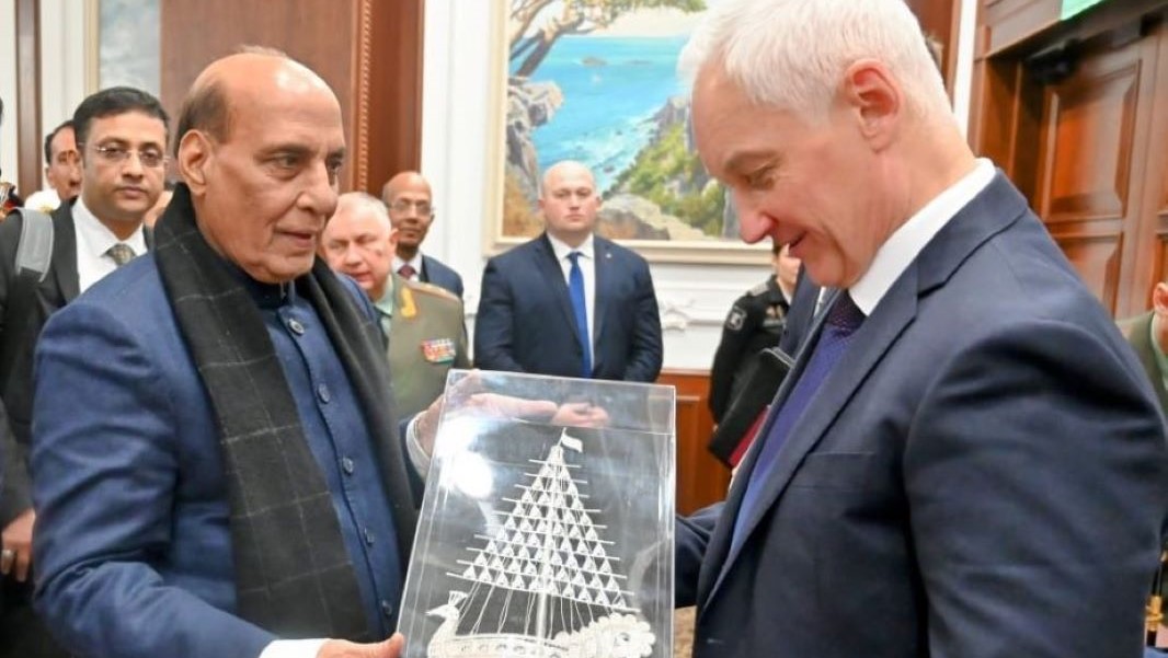 Raksha Mantri Shri Rajnath Singh calls on Russian President